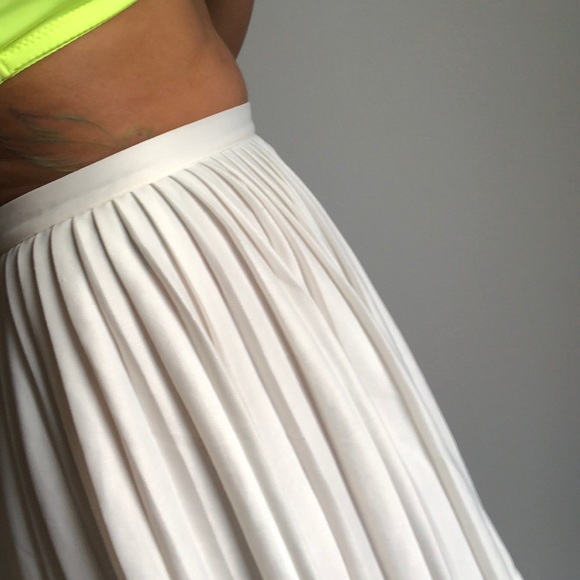 ☘️🐆 2 piece bandeau top w/ white pleated skirt - Picture 7 of 7